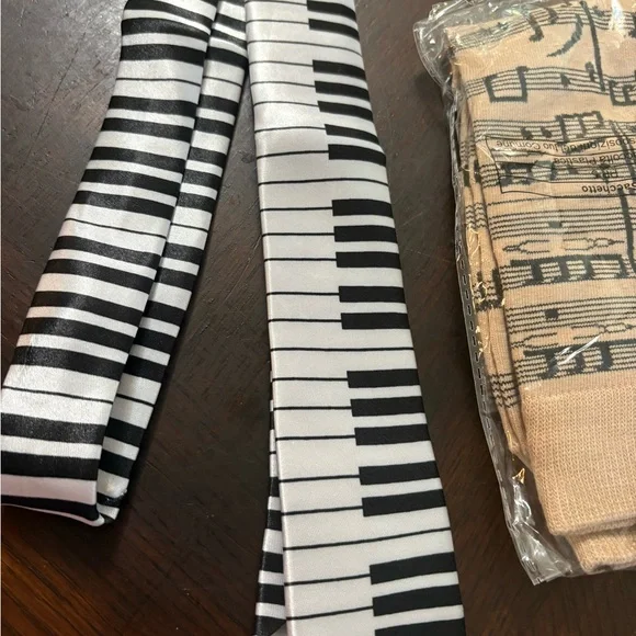 Musical Note and Piano Key Socks Set,tie,bow tie,pin in gift box 5 piece set - Picture 9 of 17